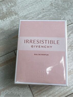 IRRESISTIBLE Givenchy Eau De Parfum Vaporisateur Spray 2.6 oz / 80 ml - NEW
